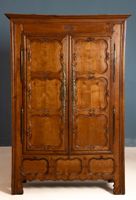 Armoire basse en bois fruitier mouluré ouvrant à deux portes (photo 6)