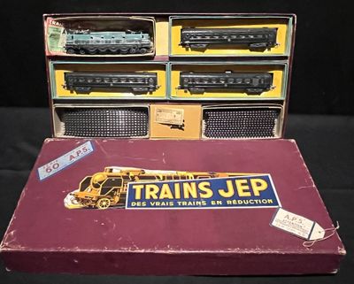 une boîte contenant un train sur une table