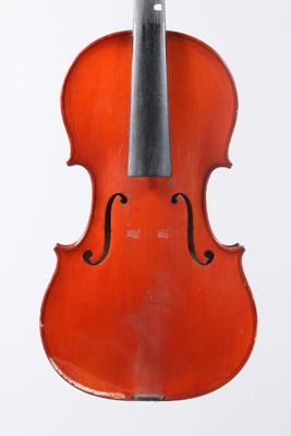 un vieux violon posé sur une surface blanche