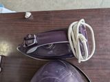 un gros plan sur une paire de chaussures violettes posées sur une table