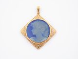 un pendentif camée doré et bleu représentant le visage d'une femme