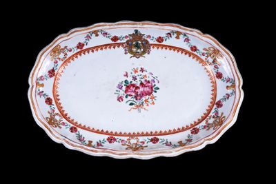 une assiette ornée d'un motif floral sur fond noir