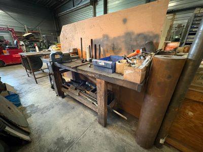 Etabli avec étau, joint marteaux