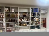 de nombreuses bouteilles d'alcool sur les étagères du magasin