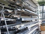 une grande quantité de barres d'acier empilées dans un entrepôt