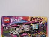 La boîte du set Lego Friends est ouverte et prête à être utilisée pour jouer.