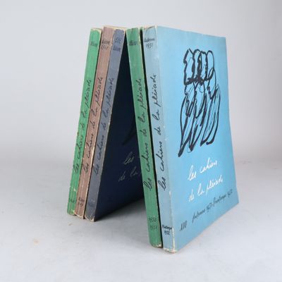 trois livres sont empilés sur une surface blanche