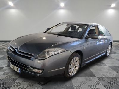 la photo d'une voiture garée dans un garage