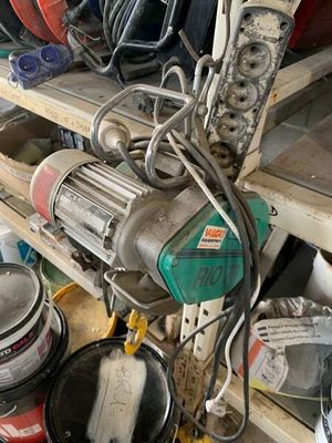 tout un tas d'outils qui traînent sur une étagère