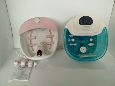 deux objets posés sur une étagère
