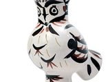 un vase blanc orné d'un motif noir et rouge