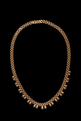 un collier en or sur fond noir