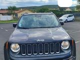 une jeep noire garée sur un parking, avec le chiffre 3 à l'avant