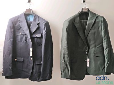 deux vestes accrochées au mur l'une à côté de l'autre