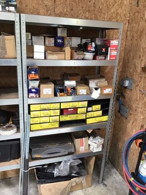 de nombreux cartons et boîtes sur les étagères du garage
