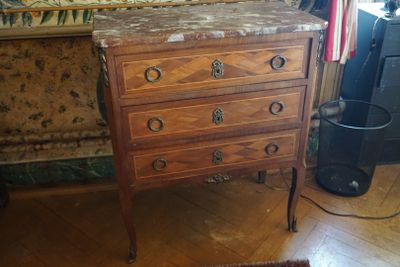 Commode de style Transition, marbre rouge veiné. - Photo 1