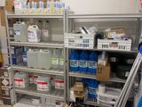 une pièce avec beaucoup d'objets sur les étagères