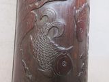 un vase en bois orné d'un motif de poisson