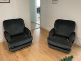 deux chaises placées au milieu d'une pièce