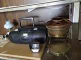 une radio posée sur une table à côté d'une lampe