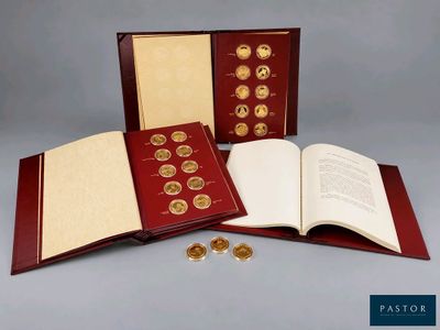 un livre ouvert posé sur une table, à côté de deux pièces de monnaie