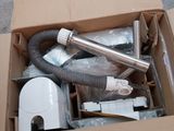 une boîte en carton contenant un certain nombre d'objets
