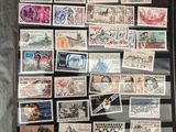 une photo d'une collection de timbres exposée dans un coffret