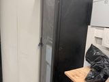 une armoire noire dans un coin de la pièce