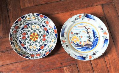 deux assiettes posées sur un plancher en bois