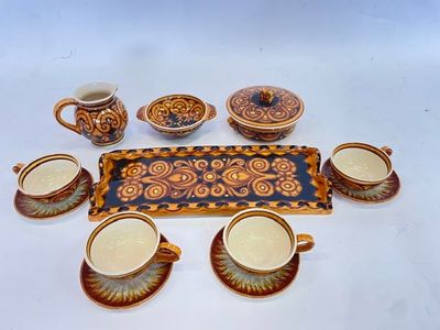 plusieurs tasses et soucoupes posées sur une table