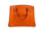 un sac à main orange sur fond blanc
