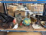 de nombreux objets qui se trouvent sur l'étagère dans la pièce