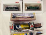 deux boîtes de petits trains posées sur une surface blanche