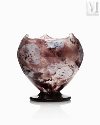 un vase en marbre avec un socle noir sur fond blanc