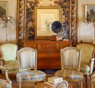 un salon avec beaucoup de chaises et une table