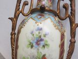 un vase bleu avec des fleurs posé sur une table