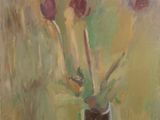 un tableau représentant trois fleurs dans un vase posé sur une table