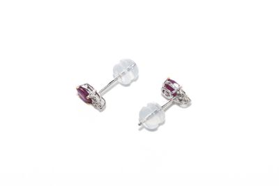 une paire de boucles d'oreilles en rubis et diamants sur fond blanc