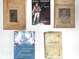 quelques vieux livres posés sur un mur blanc orné de photos de soldats