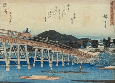 un tableau représentant un pont au-dessus d'un plan d'eau, avec des personnes dessus