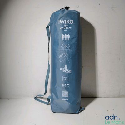 un sac bleu sur lequel figurent des instructions, posé par terre