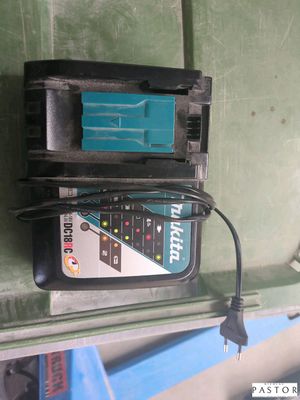 une batterie branchée à un chargeur dans un boîtier