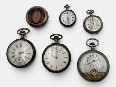cinq types différents de montres de poche sur un fond blanc