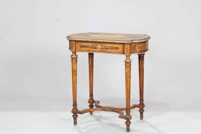 une vieille table en bois avec un plateau en marbre sur fond blanc