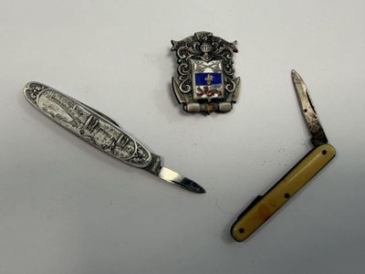 un couteau, un couteau de poche et un couteau de poche posés sur une table
