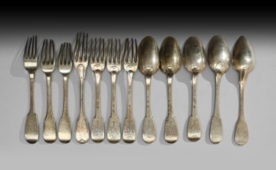 beaucoup de cuillères et de fourchettes en argent sur une table