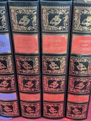 une pile de cinq livres posée sur une table