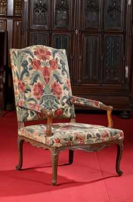 une chaise qui se trouve au milieu d'une pièce