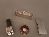 un briquet, un téléphone portable et un briquet posé sur une table