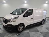 la photo d'une camionnette blanche sur un sol en damier
